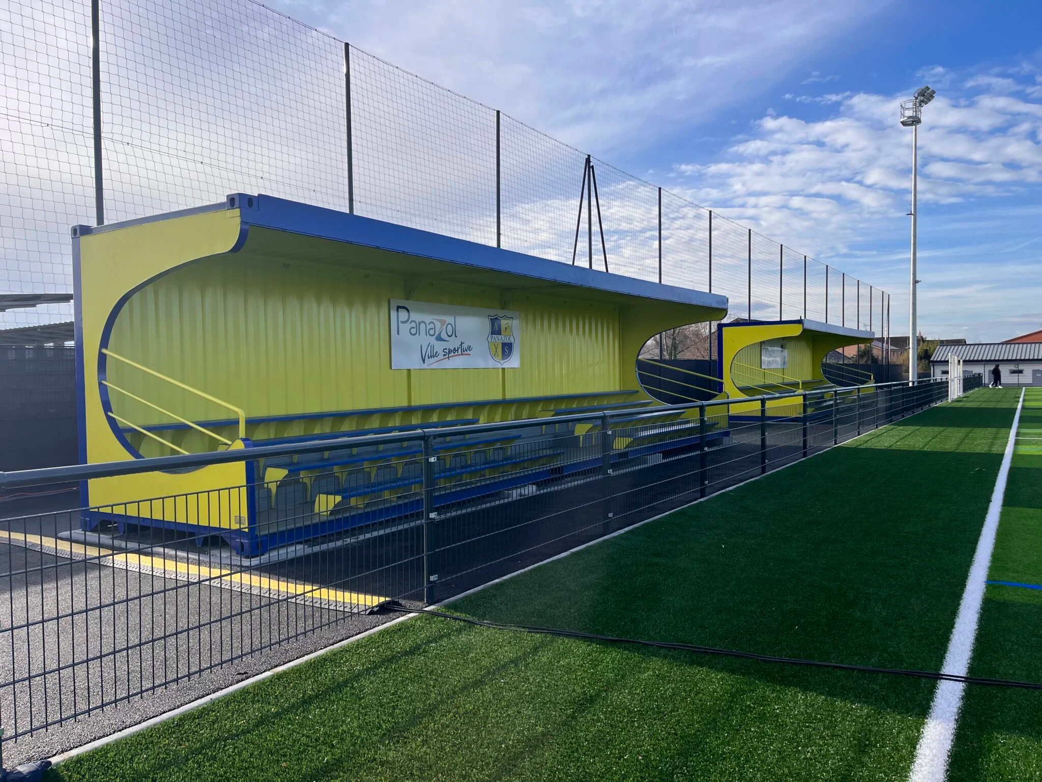 Tribunes livrées sur site